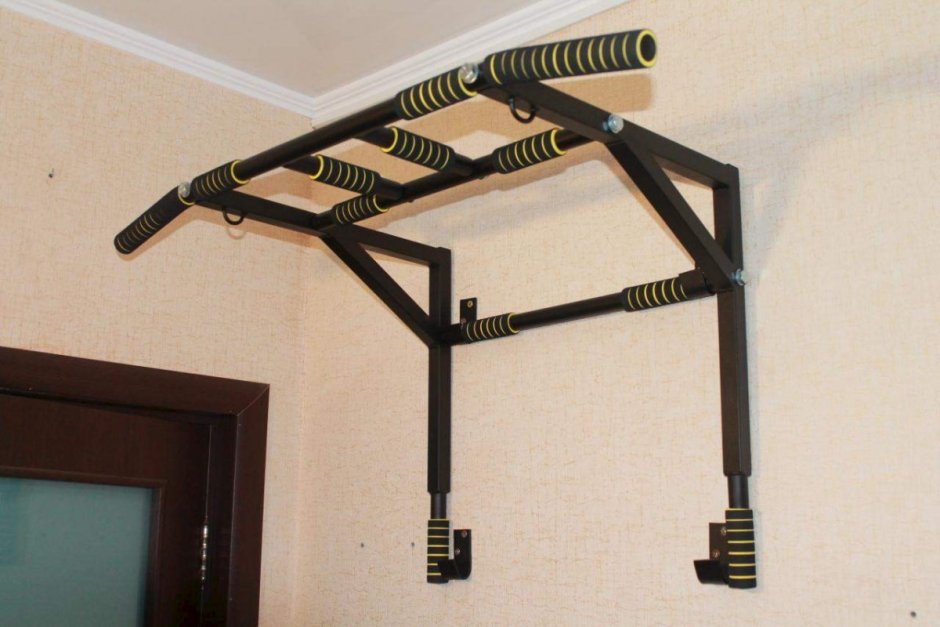 Турник на балконе