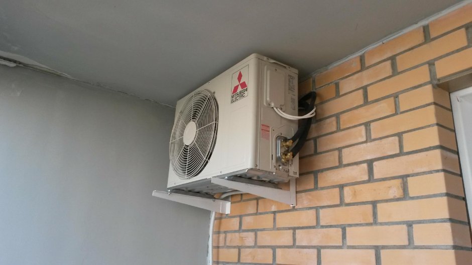 Кондиционер на стене дома