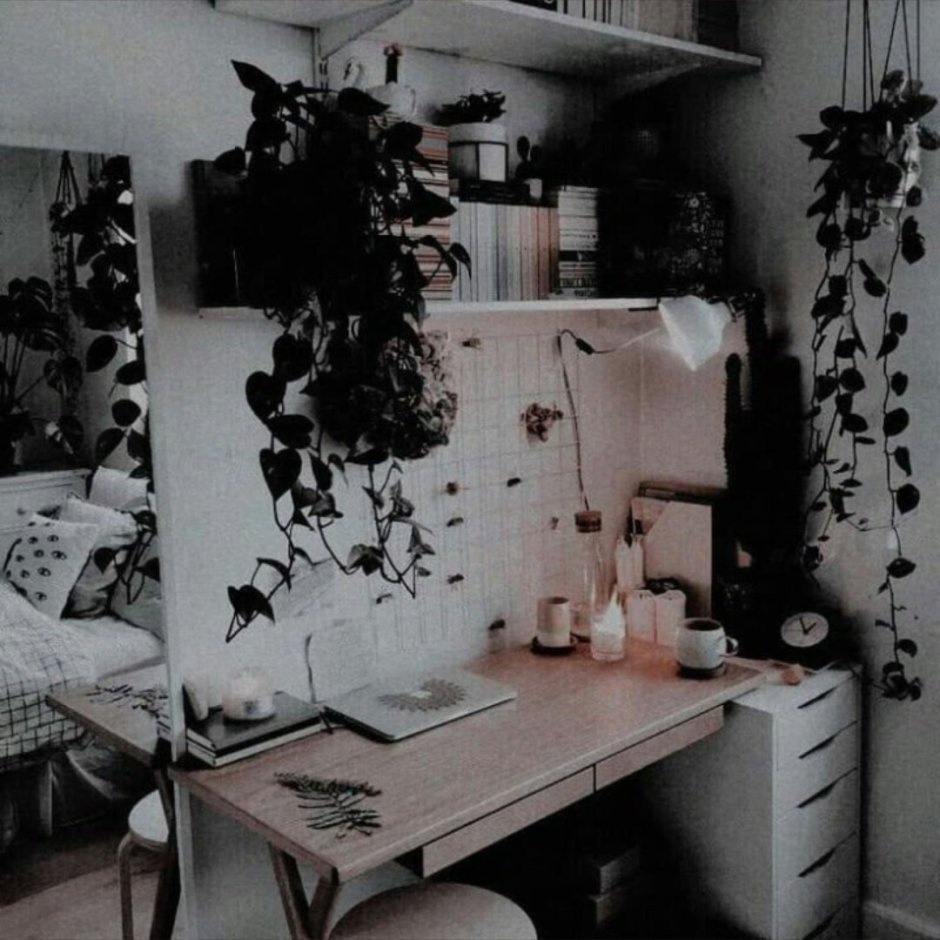 Комната Эстетика для девочек со столом
