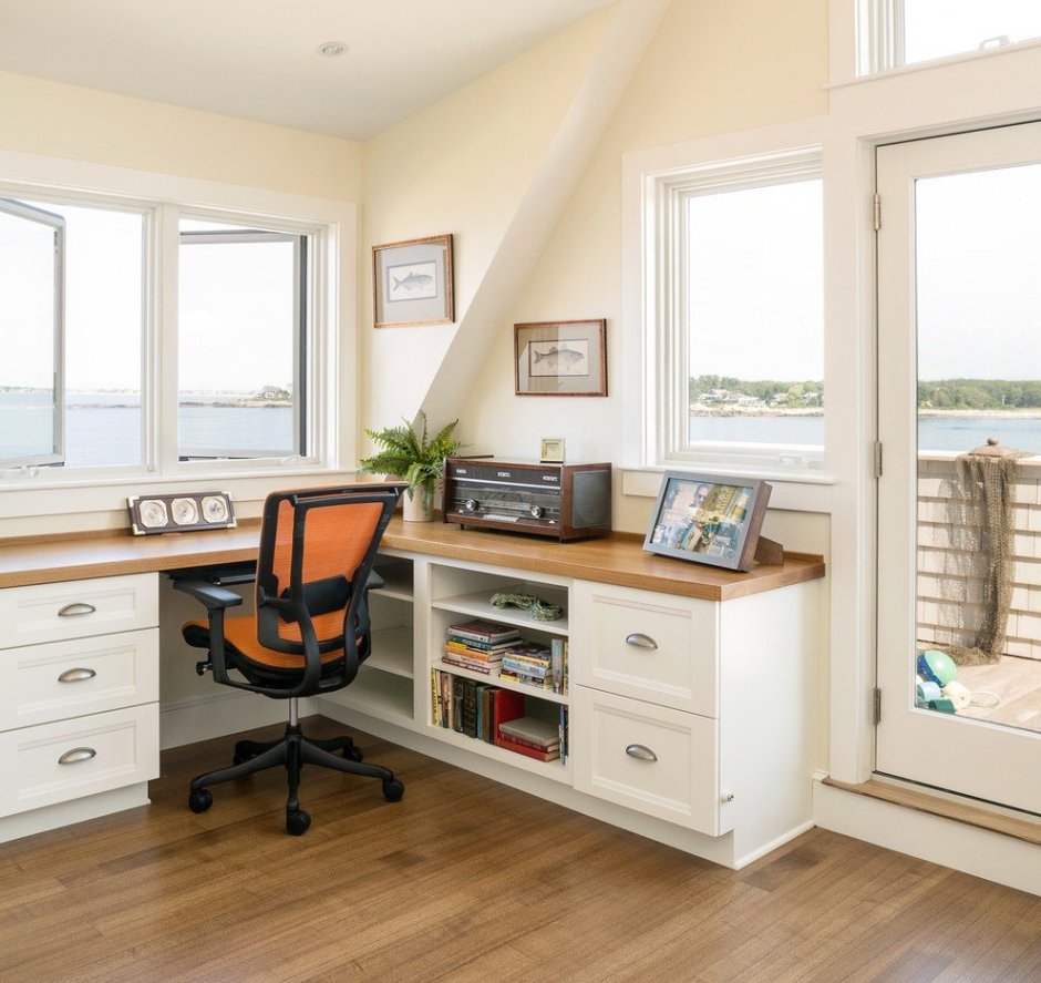 Стол у окна