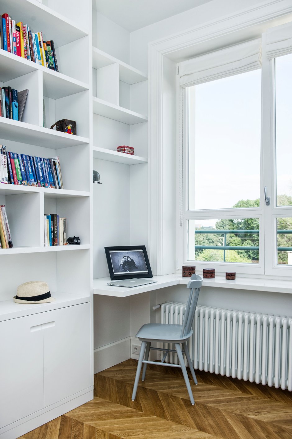 Рабочая зона на подоконнике