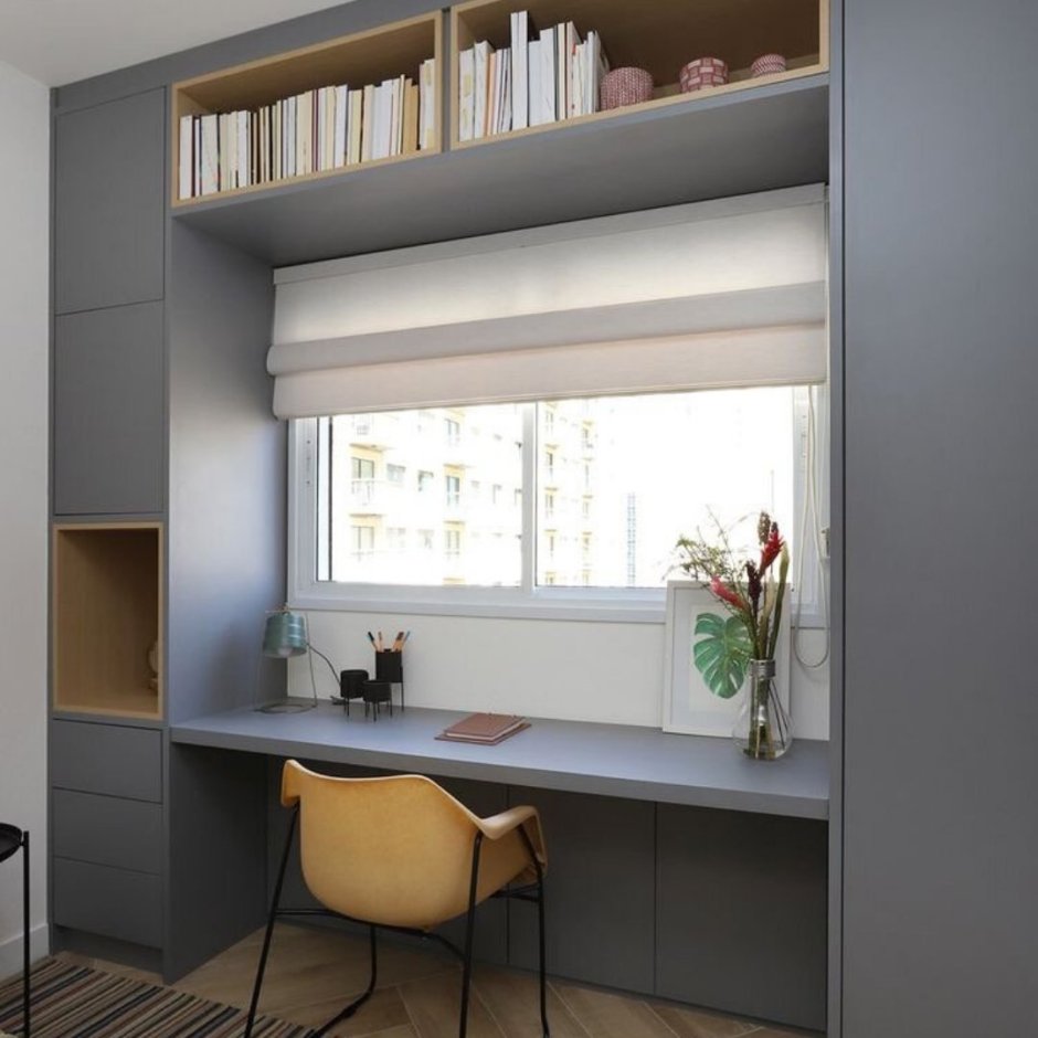 Стол у окна