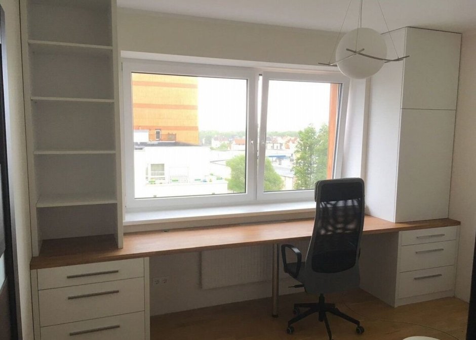 Кабинет стол у окна