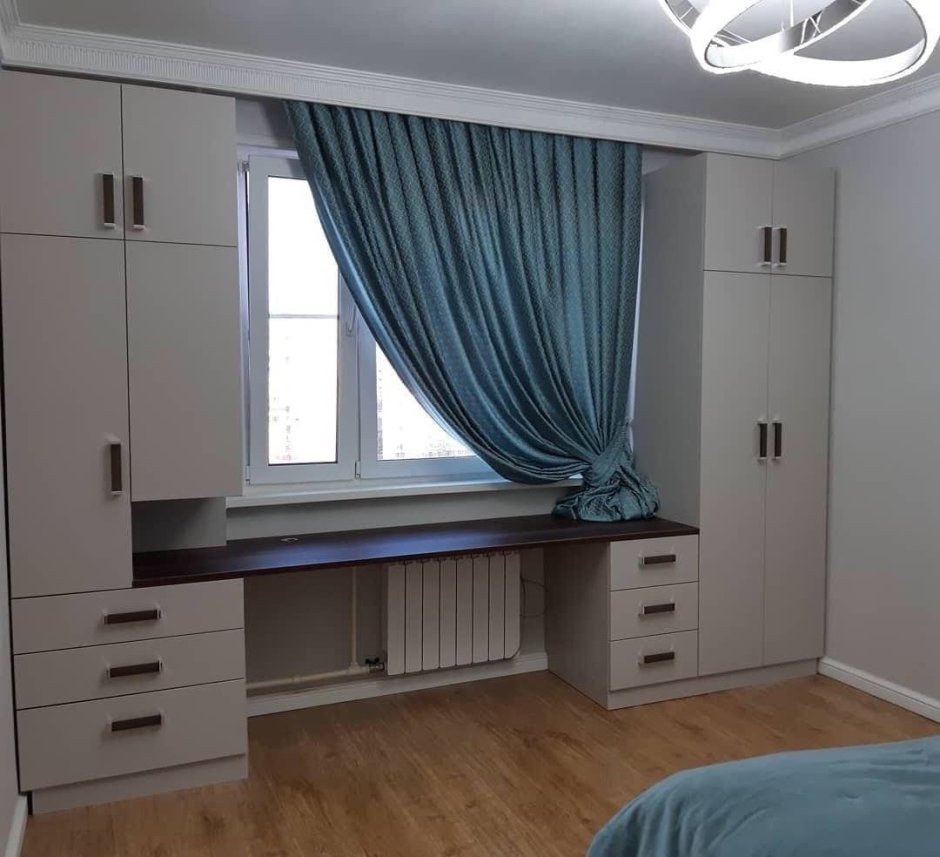 Письменный стол у окна