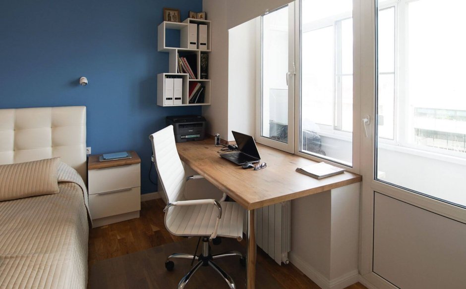 Встроенный письменный стол у окна