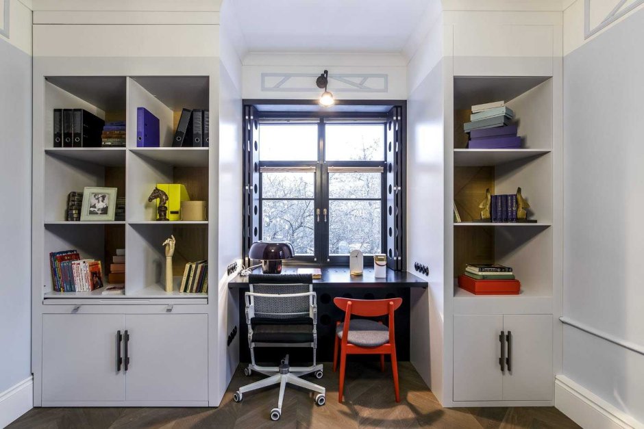 Стол у окна в детской