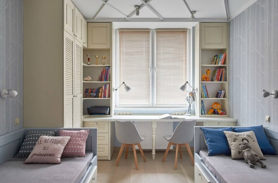 Стол у окна в офисе