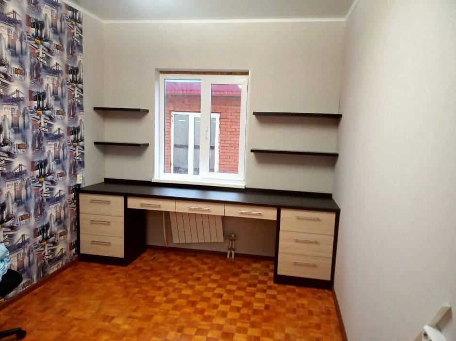 Стол вдоль окна