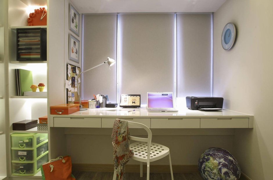 Компьютерный стол у окна