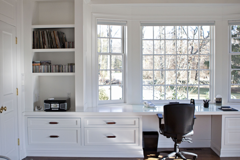 Письменный стол перед окном