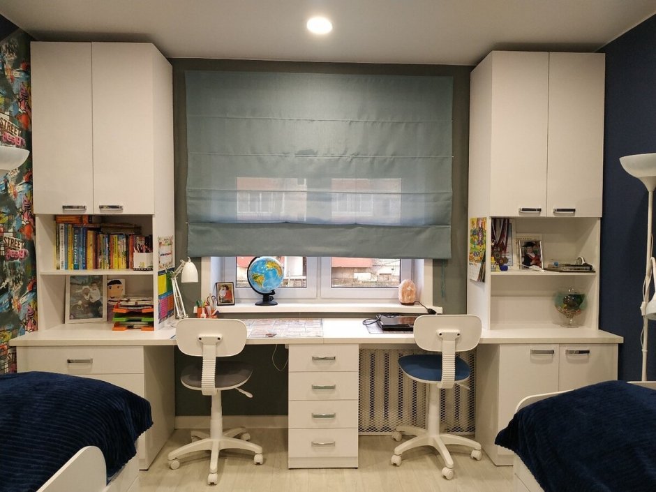 Письменный стол вдоль окна