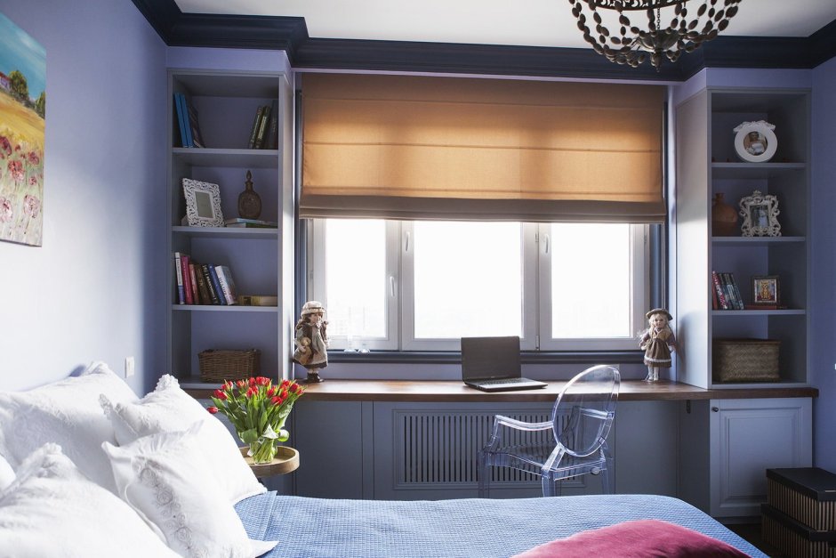 Стол у окна с полками