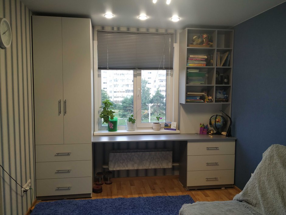 Книжный стеллаж у окна