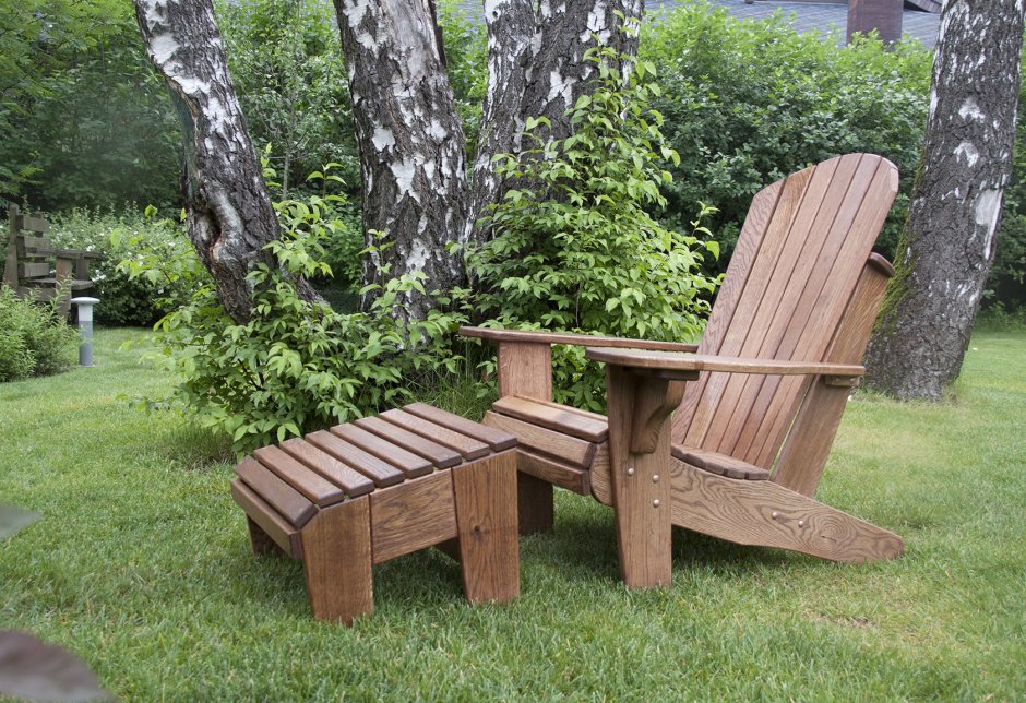 Деревянные кресла в ландшафте сада