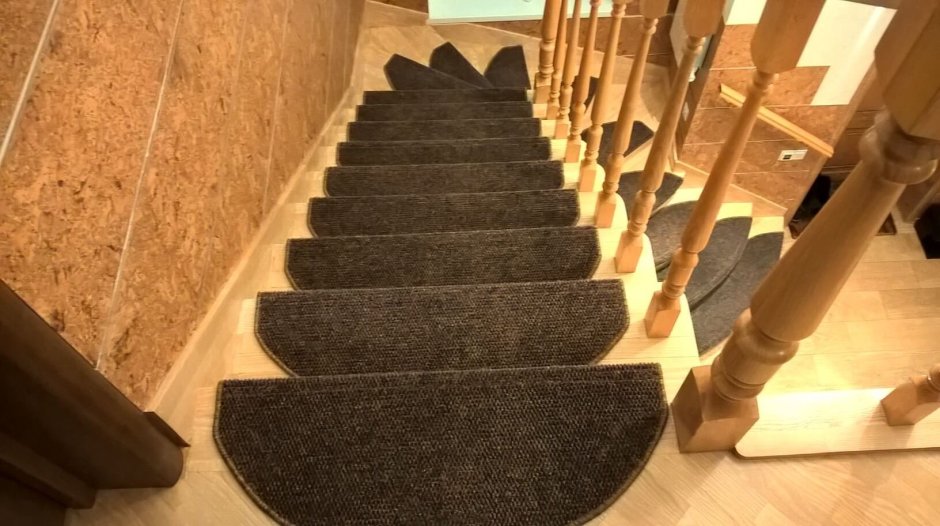 Накладки на ступени деревянной лестницы из ковролина