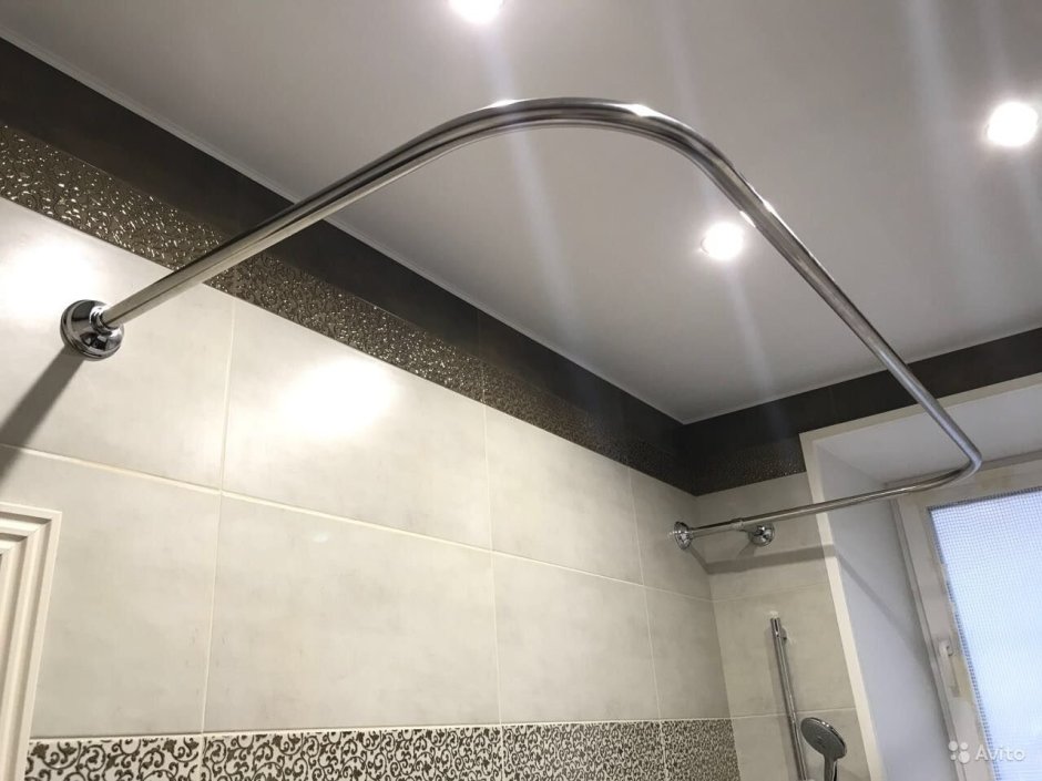 Угловой держатель для шторы в ванной