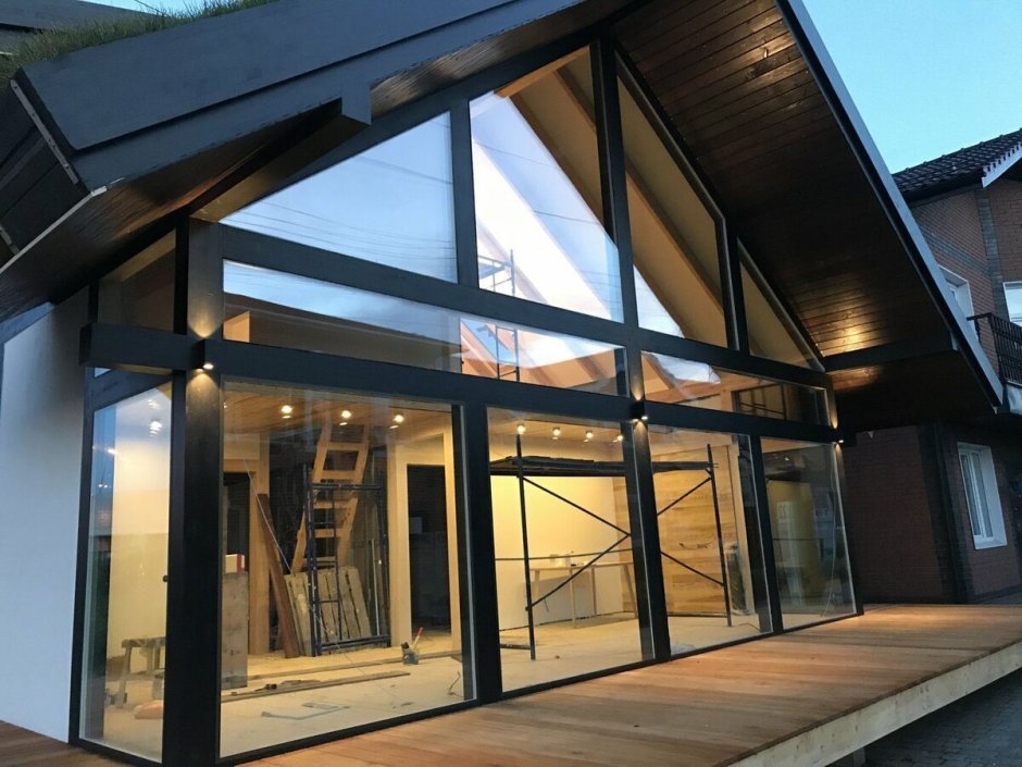 Дом с большой гостиной и панорамными окнами