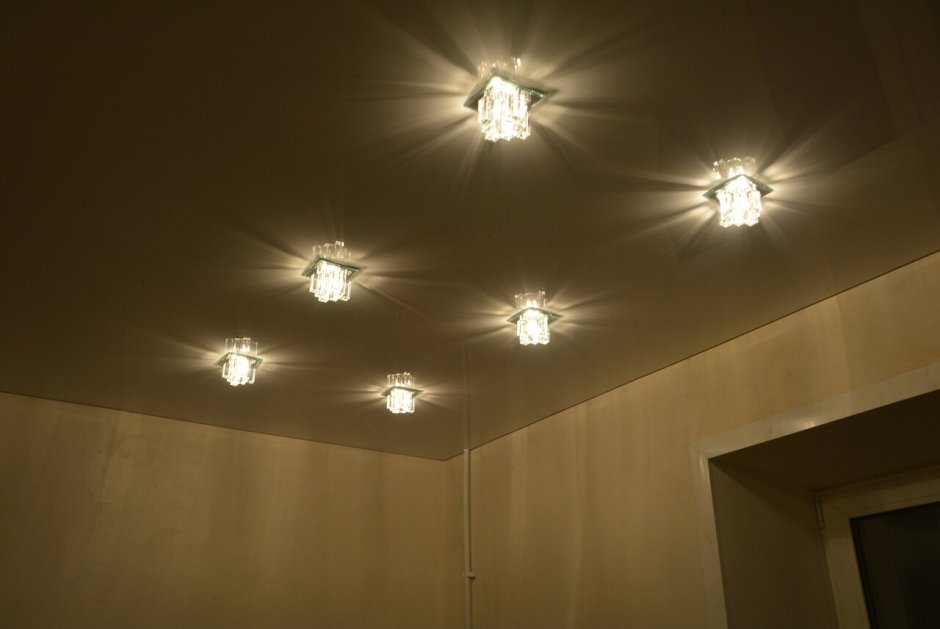 Натяжной потолок с точечными светильниками без люстры