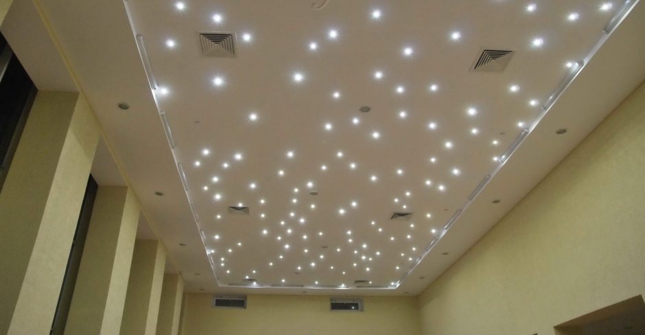 Красивое расположение точечных светильников на потолке