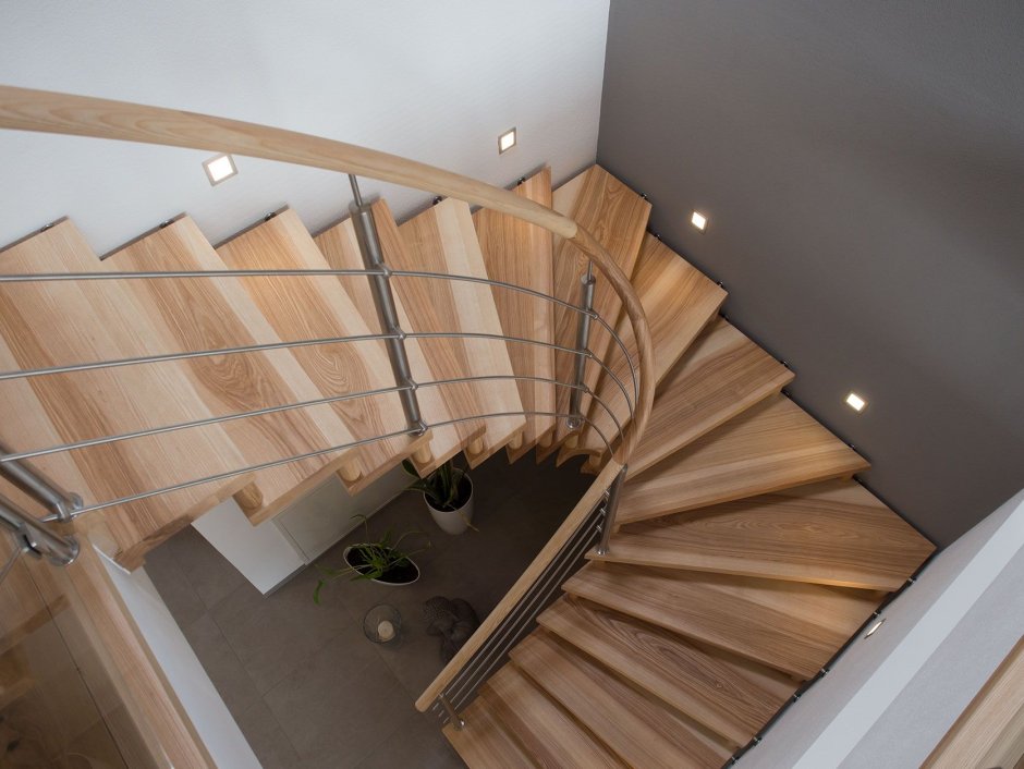 Одномаршевая лестница с забежными ступенями