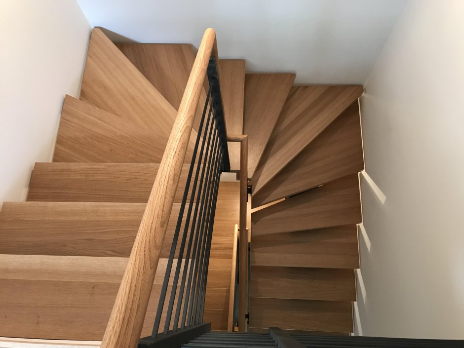 Современная лестница в доме