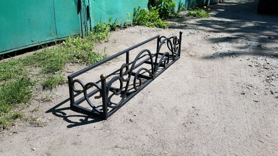 Цветочница металлическая под окно