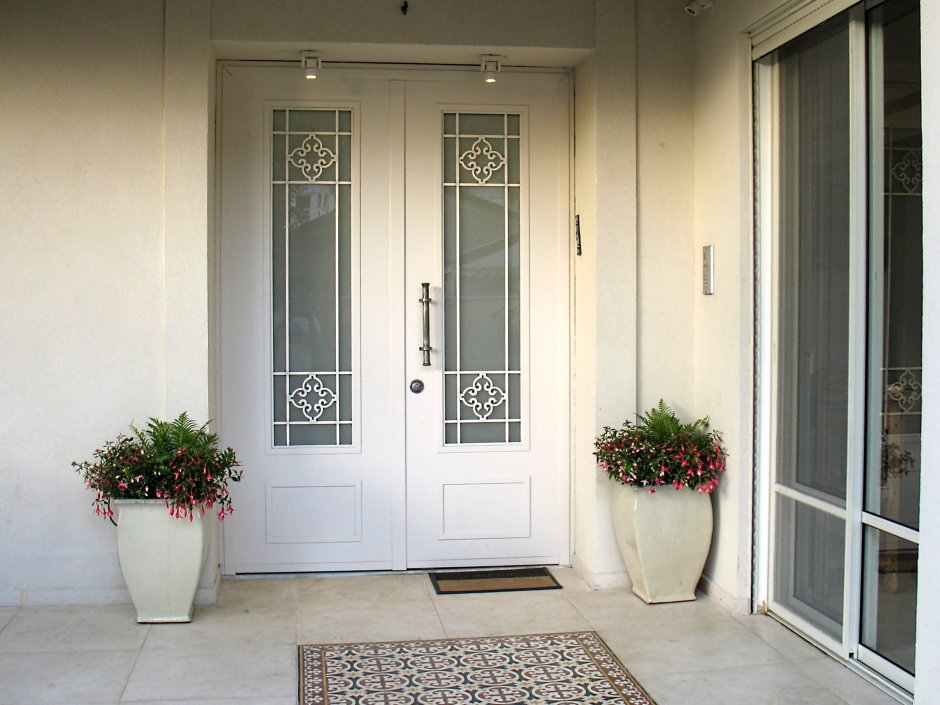 Алюминиевые входные двери в частный дом