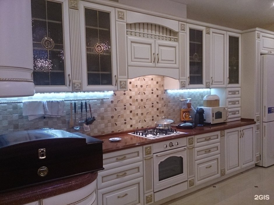 Кухня до потолка угловая