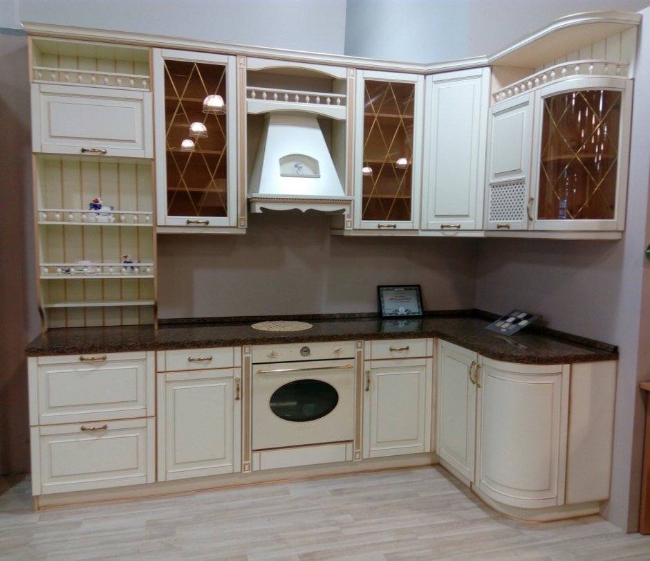 Кухни классика светлые с патиной