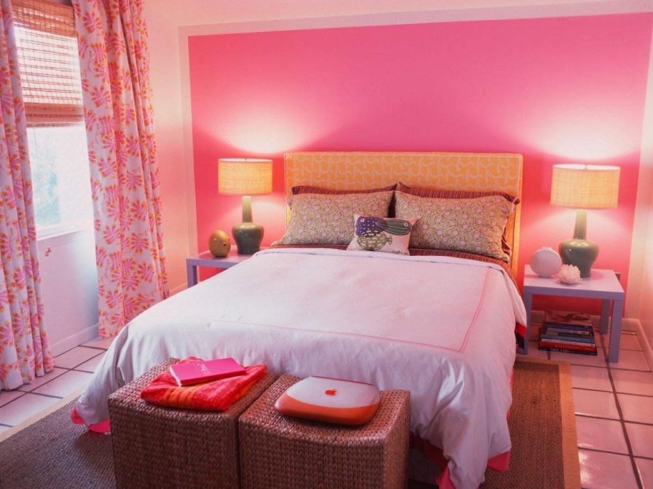 Розовый интерьер спальни