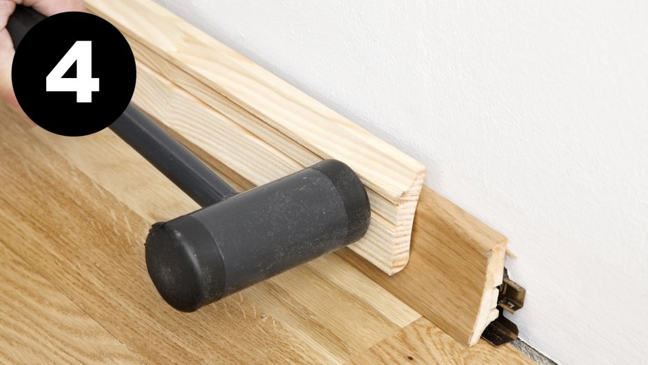 Стык плинтуса quick Step и наличника