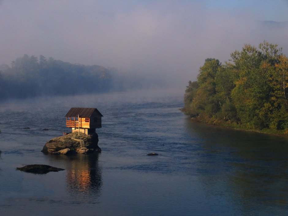Домик на реке Дрина в Сербии