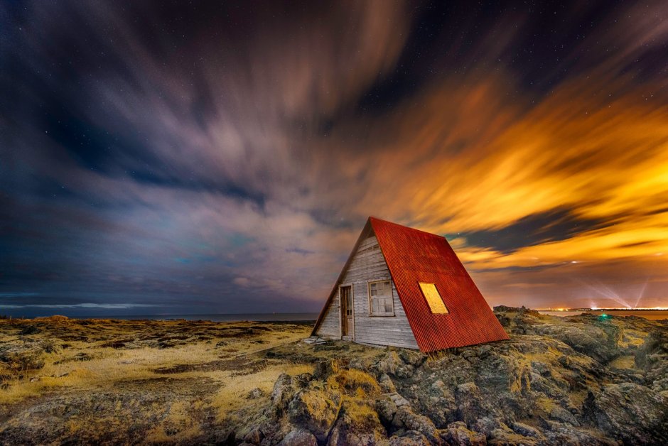 Одинокий домик в Исландии