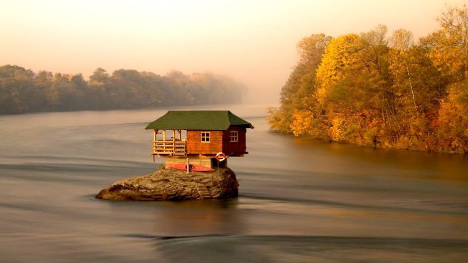 Домик романтичный на берегу озера