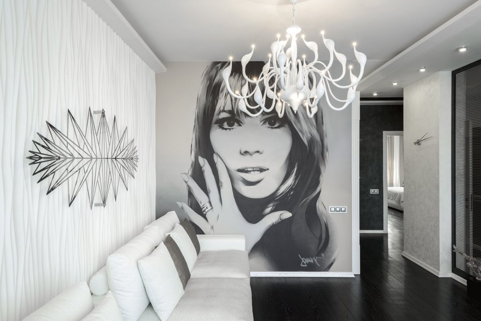 Портрет на стене в интерьере