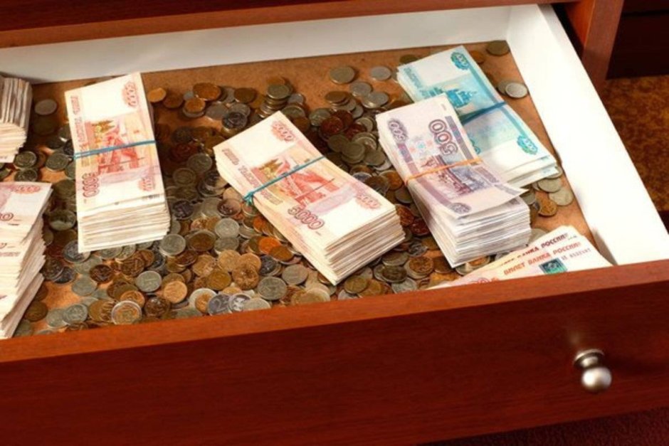 Много денег на столе
