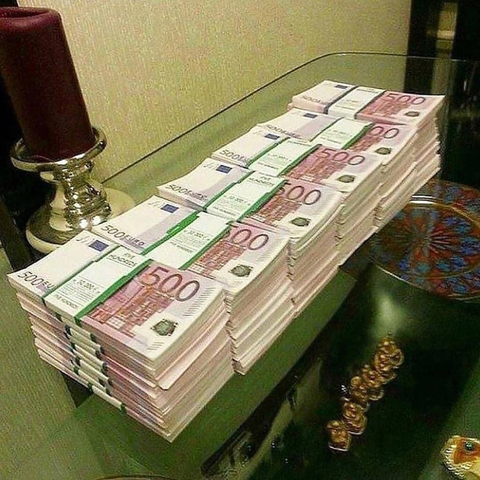 Пачки денег в банке