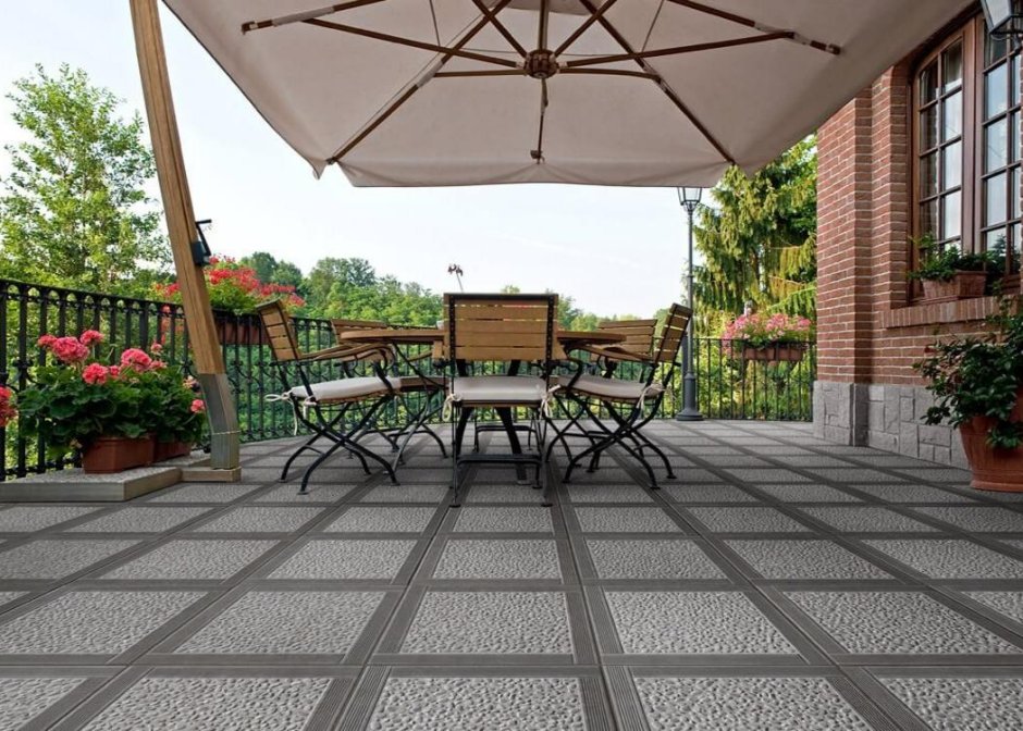 Керамогранит на веранде загородного дома