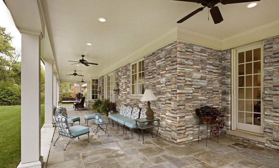 Терраса с плиткой на полу