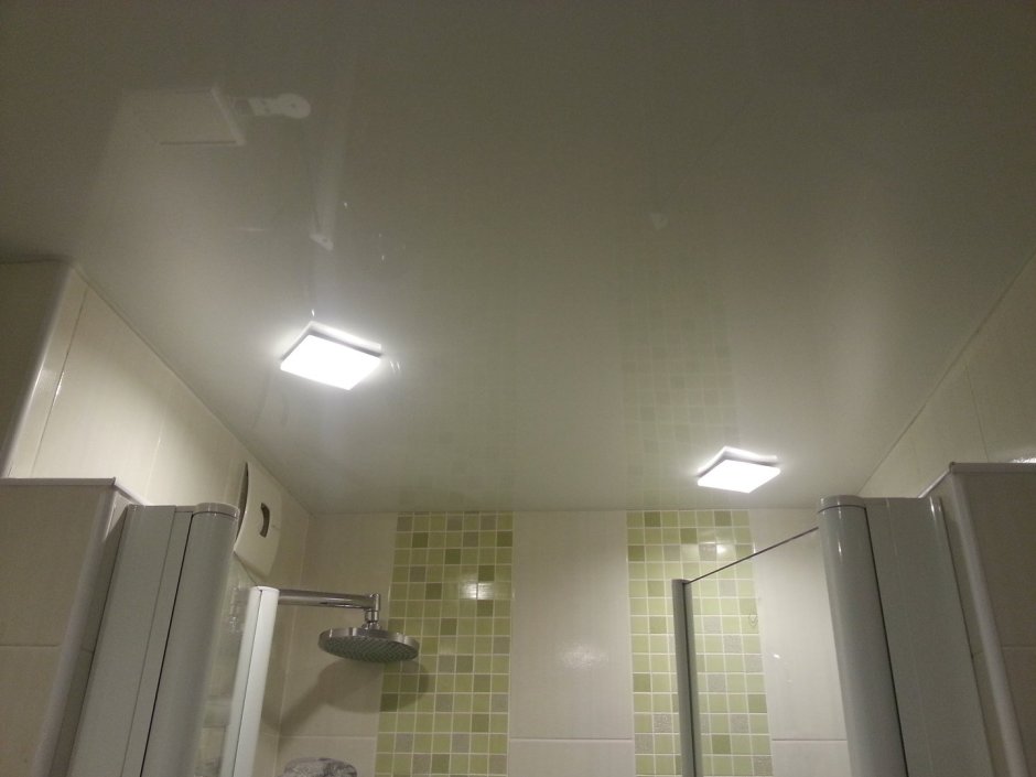 Квадратные точечные светильники в ванной