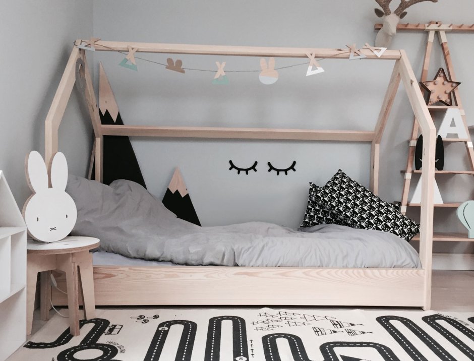 Над детской деревянной кроваткой