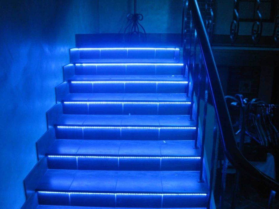 Неоновая подсветка лестницы