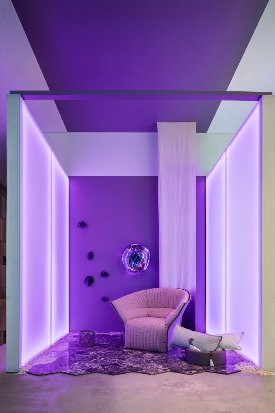 Натяжной потолок в спальне в фиолетовых тонах