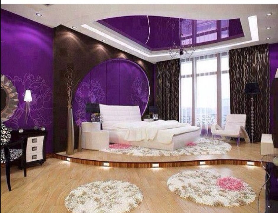 Зал с фиолетовым потолком