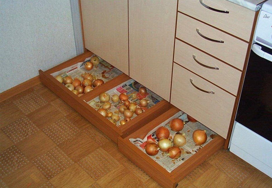 Выдвижные ящики в цоколе кухни