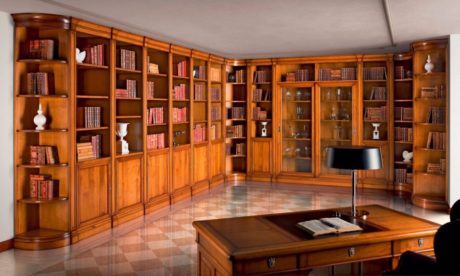 Вместительный книжный шкаф