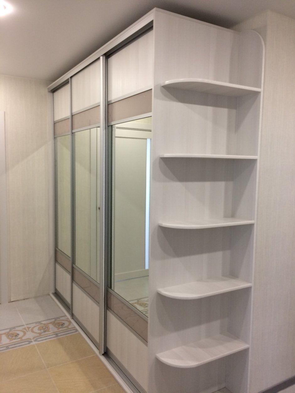 Шкаф купе с боковыми полками