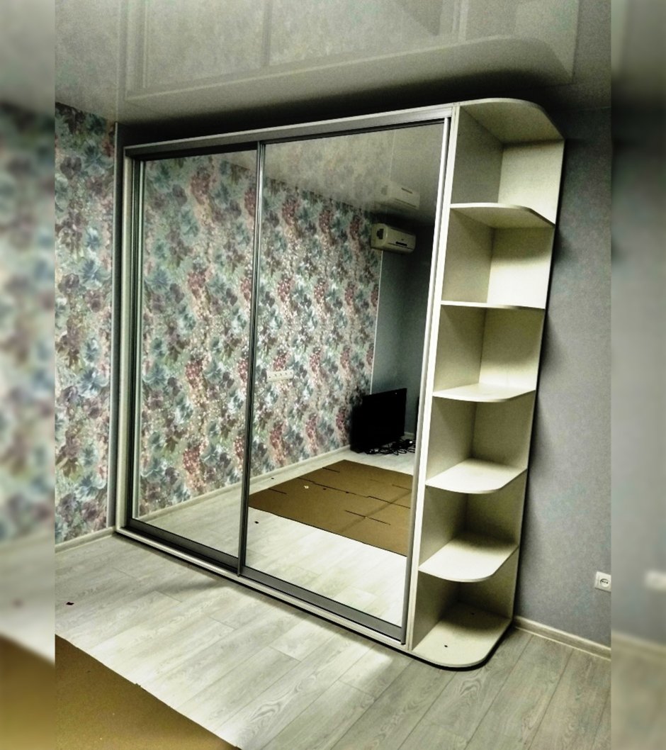 Шкаф купе с полками сбоку