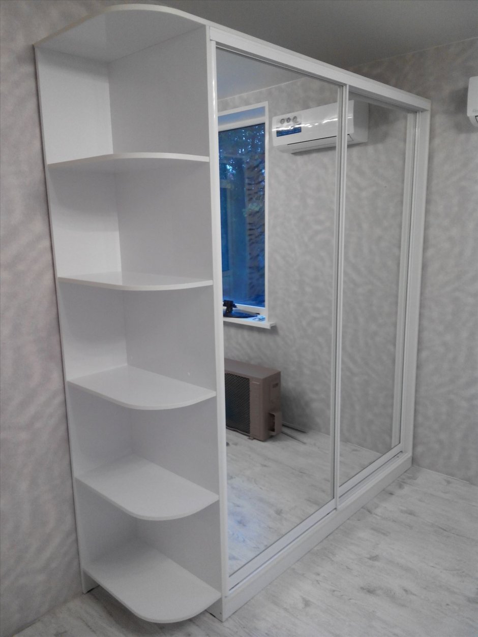 Шкаф с полками сбоку