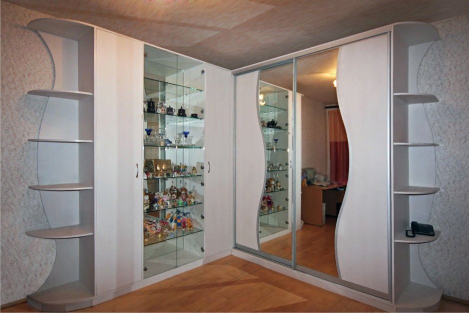 Шкаф купе угловой с зеркалом и полочками сбоку